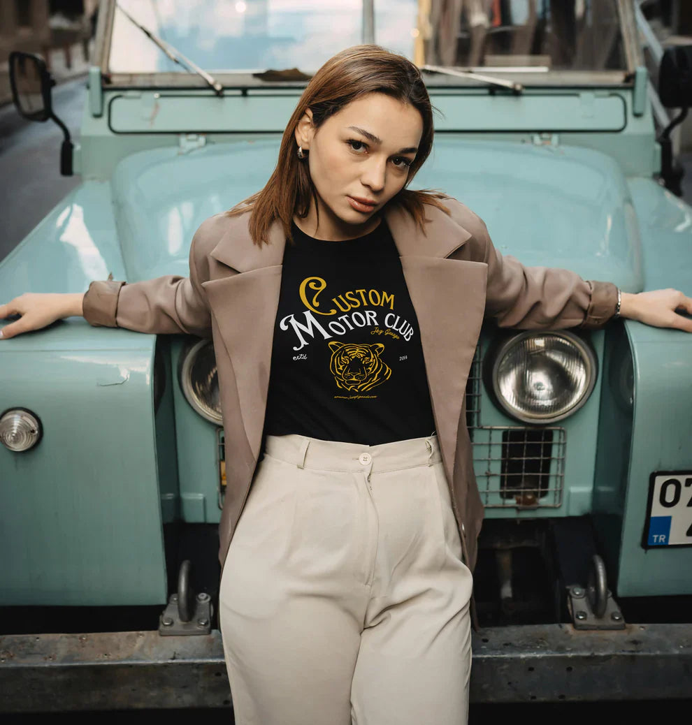 Women’s high-waisted t-shirt.